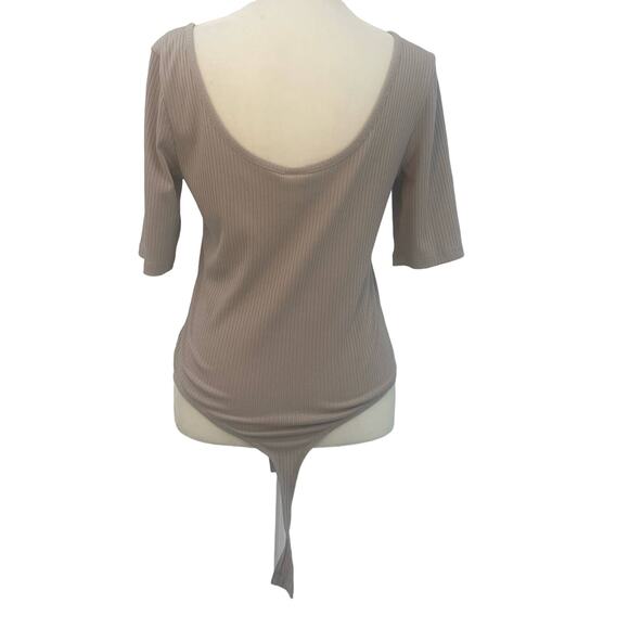H&M Ribbed Bodysuit Womens M Beige/Tan Split V-neck Short Sleeve Snap Scoop Back - Picture 4 of 11
